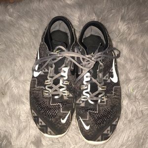 Gently used black patterned Nike frees!